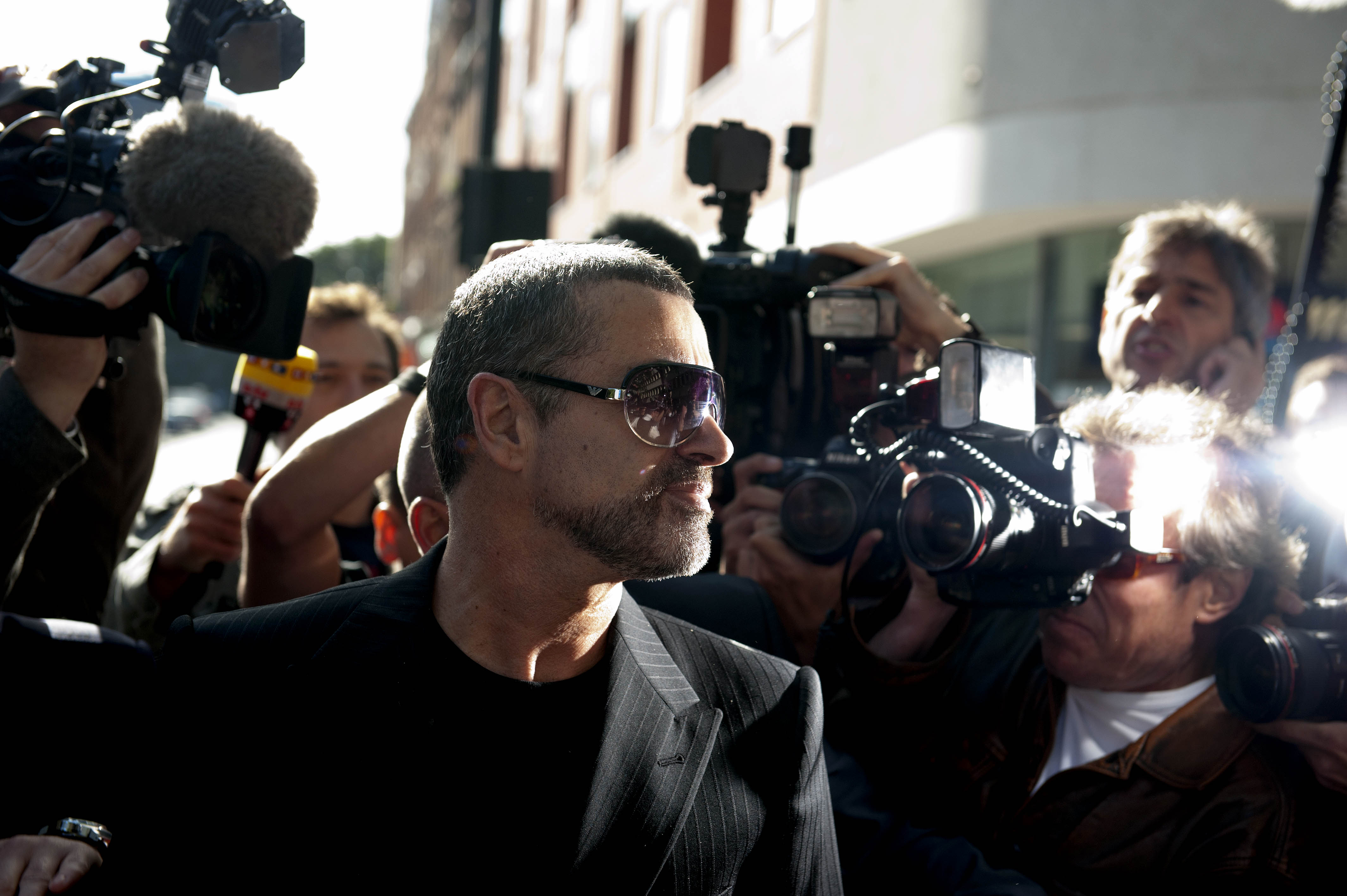 Ten years on, choirs sing to remember Wham! star outside Highgate home kpm_george_michael04