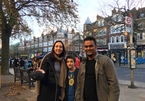 Jogger goes extra mile to return boy’s lost skullcap The kippah with Elliot’s mum Frederique Assor, her younger son Emmanuel, and Muhammed Abdullah who made a video in an effort to find the owner