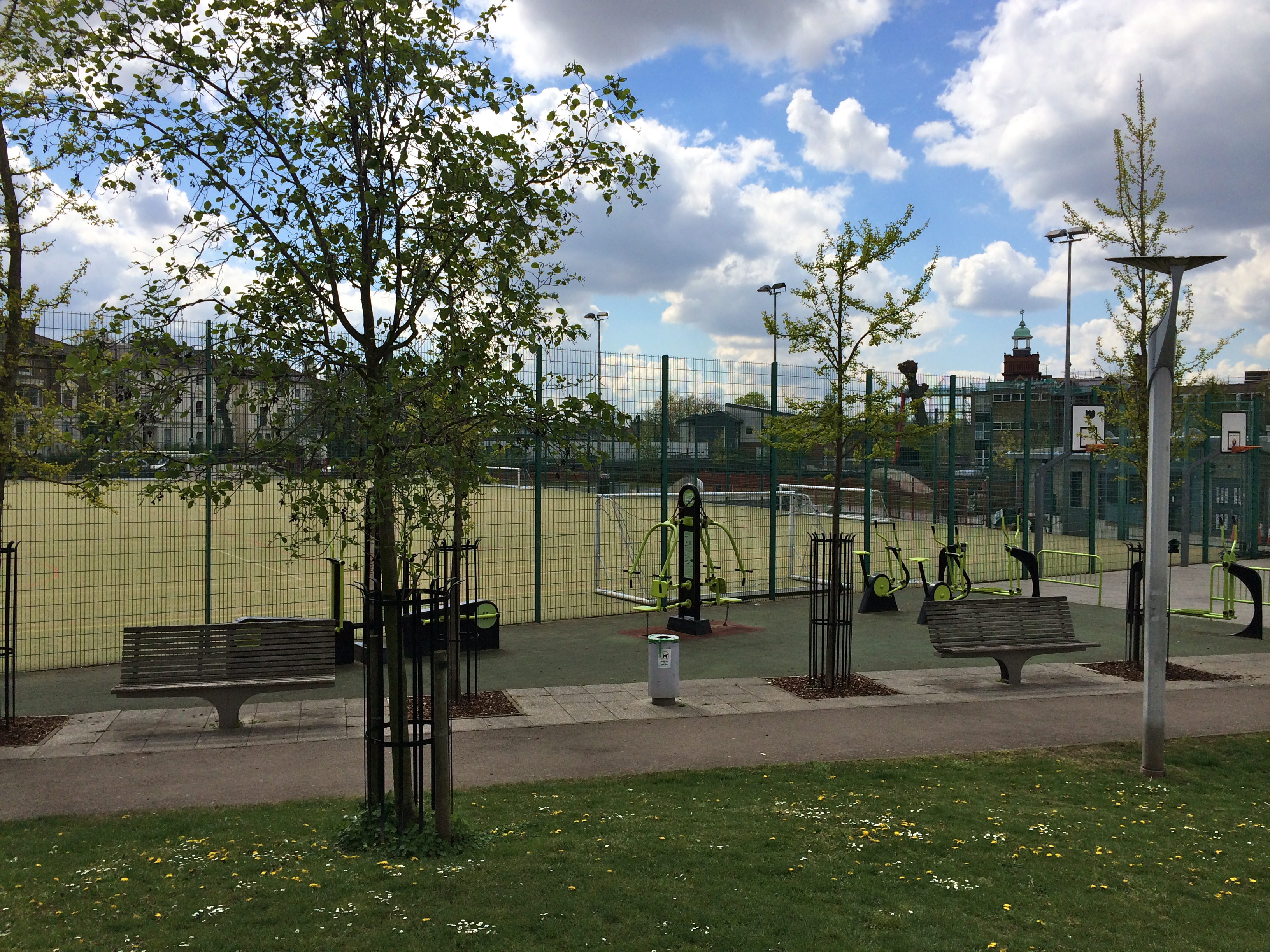 Cantelowes Park exercise area_credit upthecamdenroad.files.wordpress.com