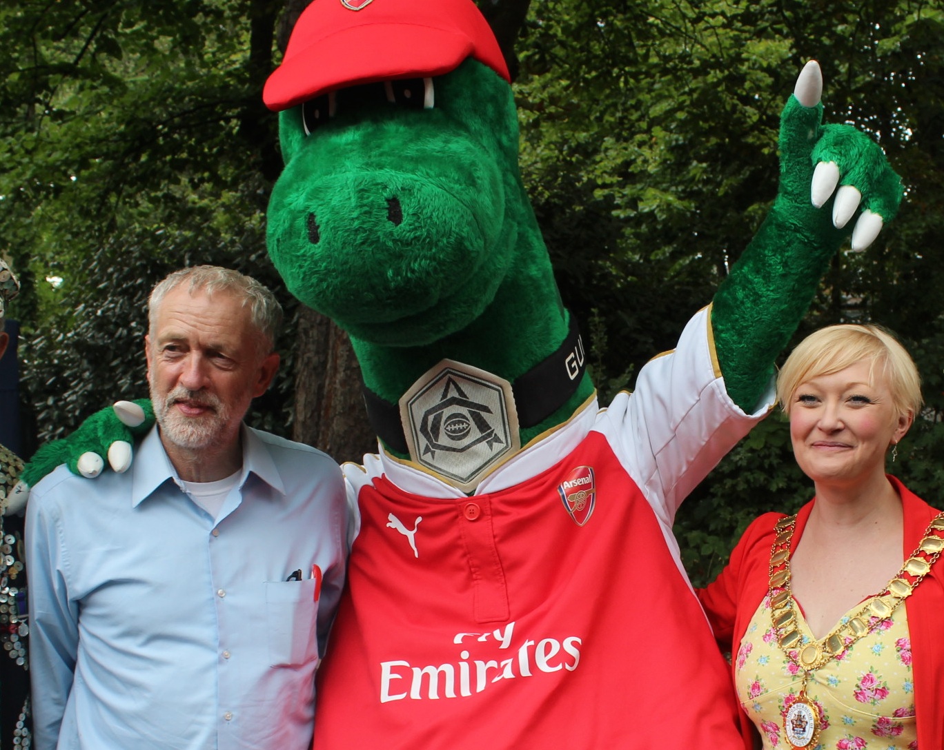 He’s going nowhere! Arsenal fan Jeremy Corbyn confirms he still backs Wenger to stay Jeremy Corbyn with Gunnersaurus