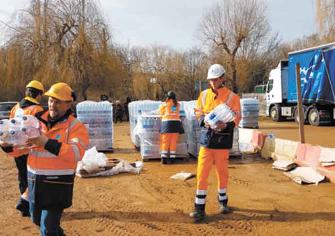 As pipes burst, shareholders soak up profits Water handout at East Heath car park