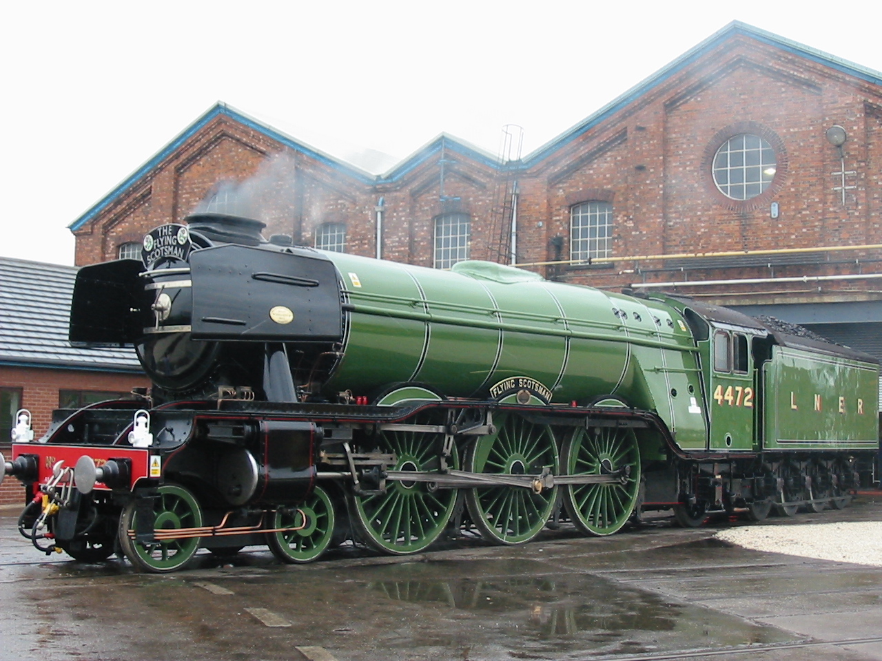Flying_Scotsman_in_Doncaster (1)