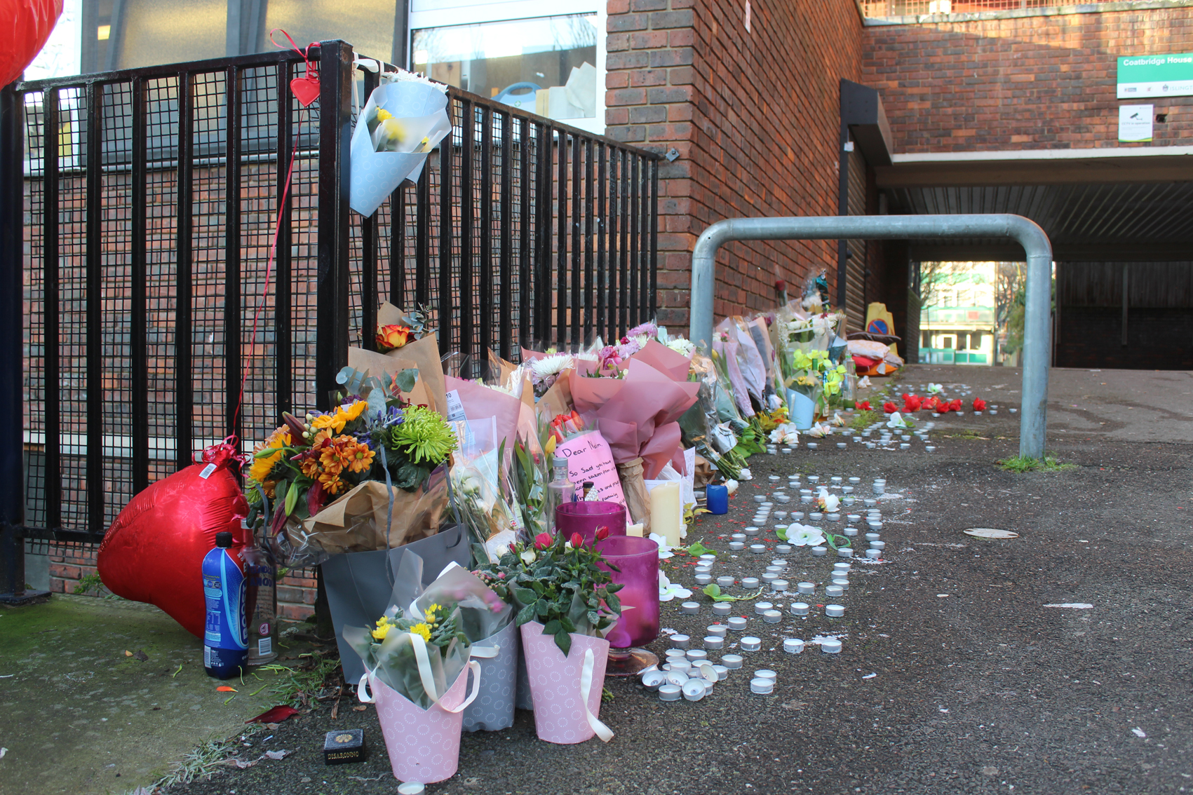 Parents too afraid to let children out at night on Caledonian Road where teen was stabbed to death IMG_35382
