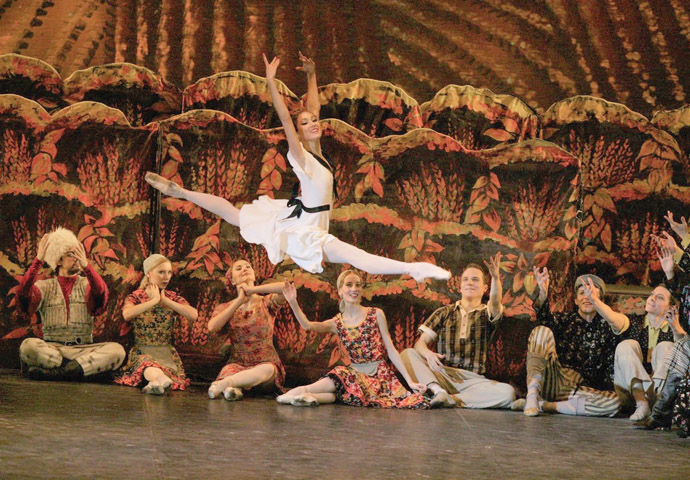 Bolshoi Ballet on pointe at the Royal Opera House Bolshoi Ballet_The Bright Stream