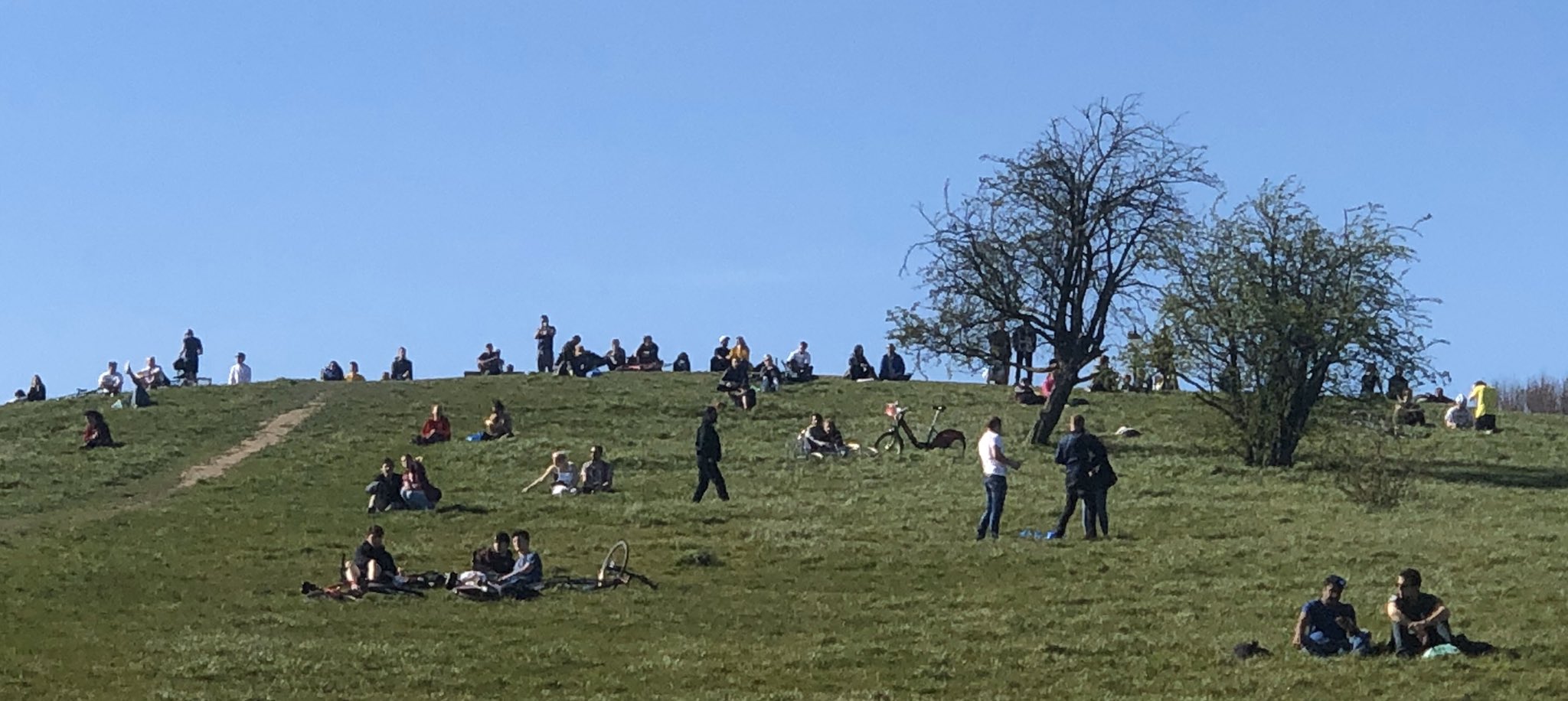 Sunbathers and picnickers urged not to spend Easter weekend outdoors EUyQOsJXgAc69sQ