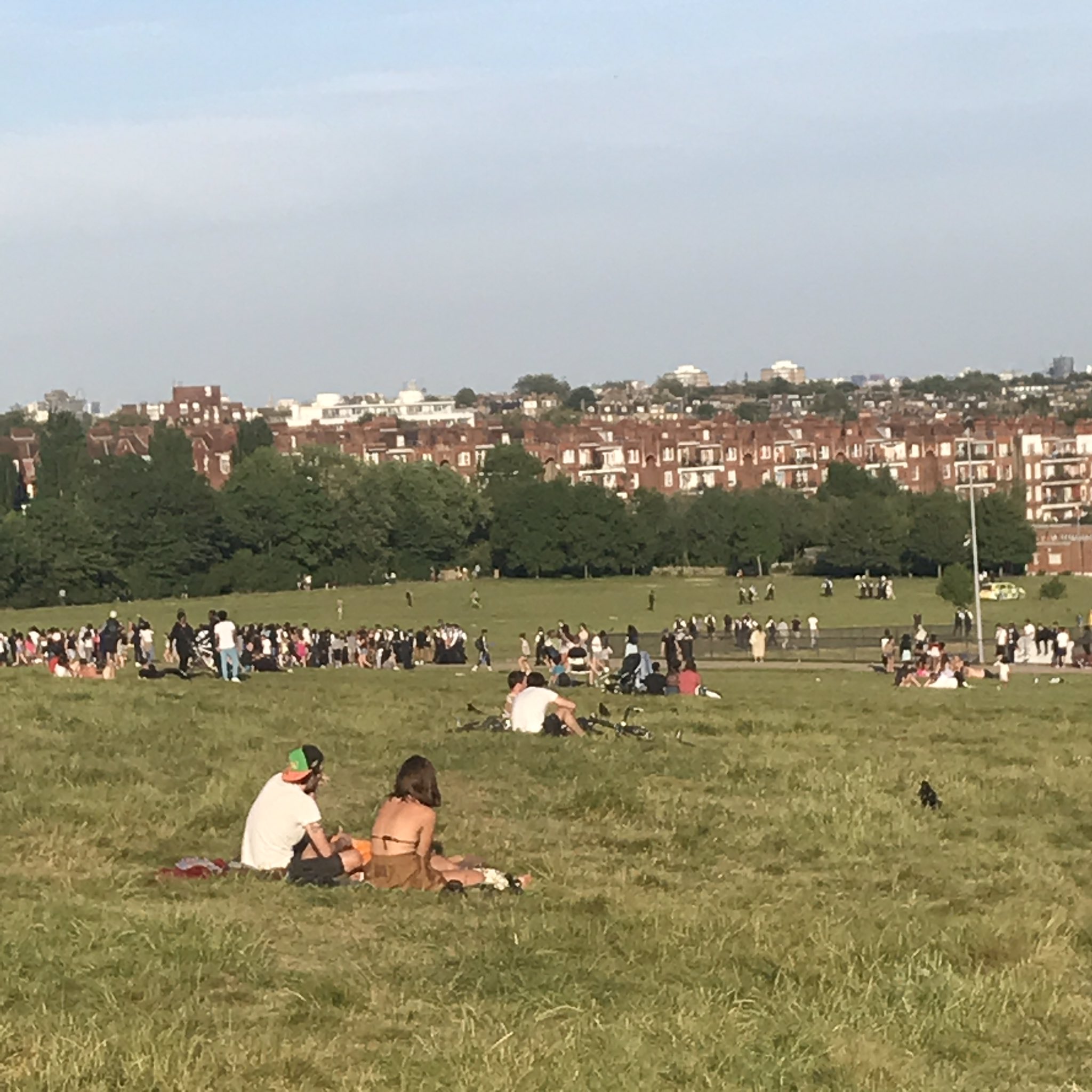 Police officers break up mass brawl between hundreds of youths on Hampstead Heath EZhtSqAWkAA9rql