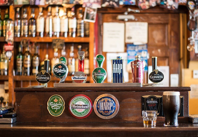 Residents: ‘Clubs and bars policy OK as it is’ Pub bar