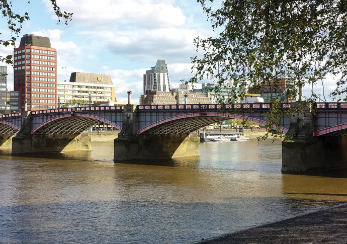 The pinnacle of the pineapple, missing figures and compost! Lambeth Bridge