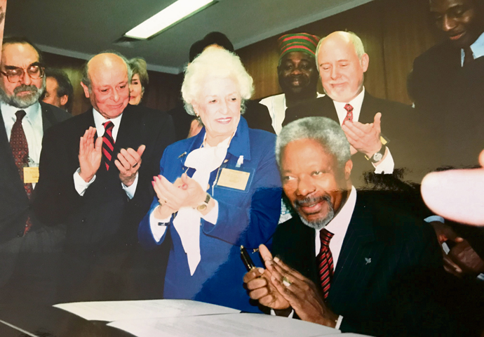 Eric Gordon, left, at the UN with Kofi Annan