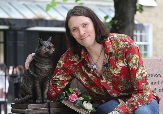 James Bowen and Bob the cat statue