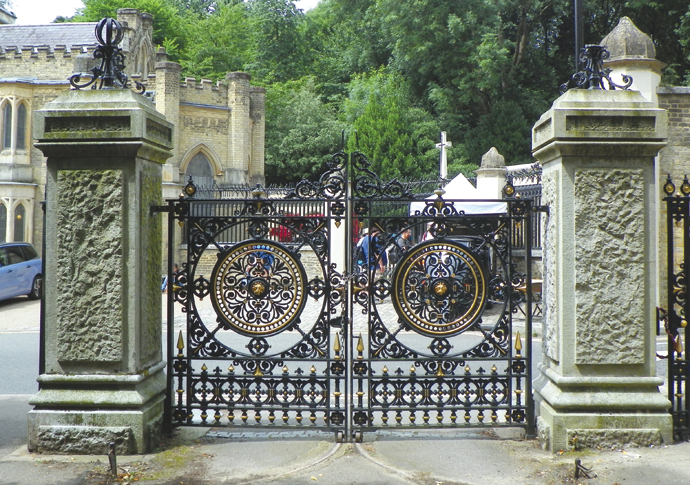 Sir Sydney Waterlow: park life Waterlow Park gates photo Peter O'Connor aka anemoneprojectors-Flickr cc