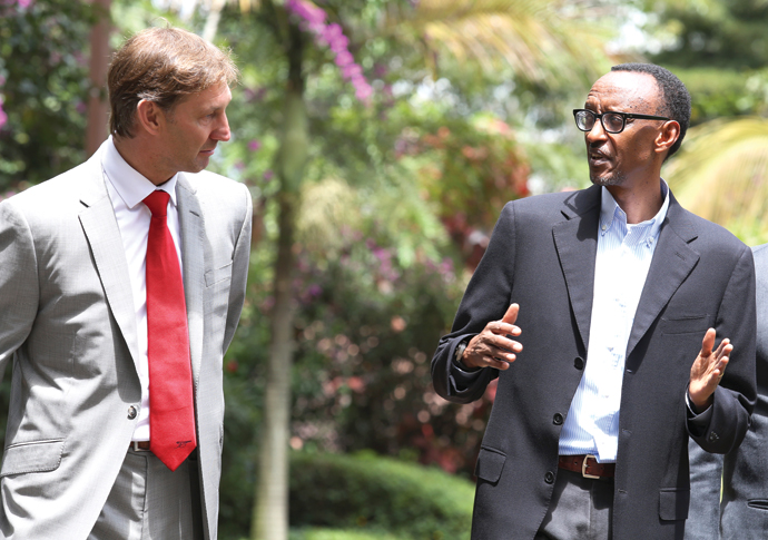Tony Adams meets Rwandan leder Paul Kagame