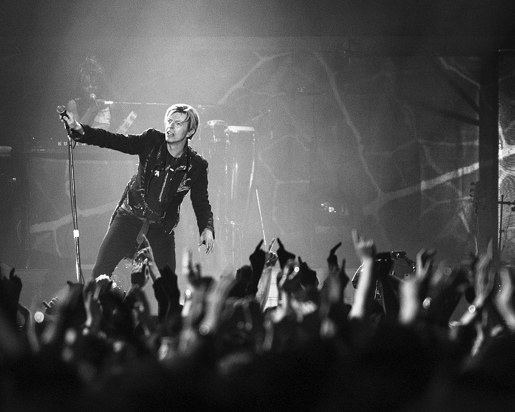 1024px-David_Bowie_(135687113)