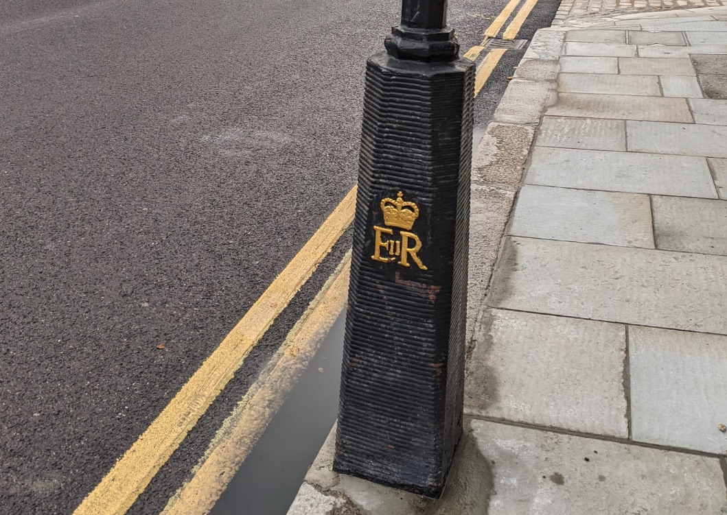 queen lamppost