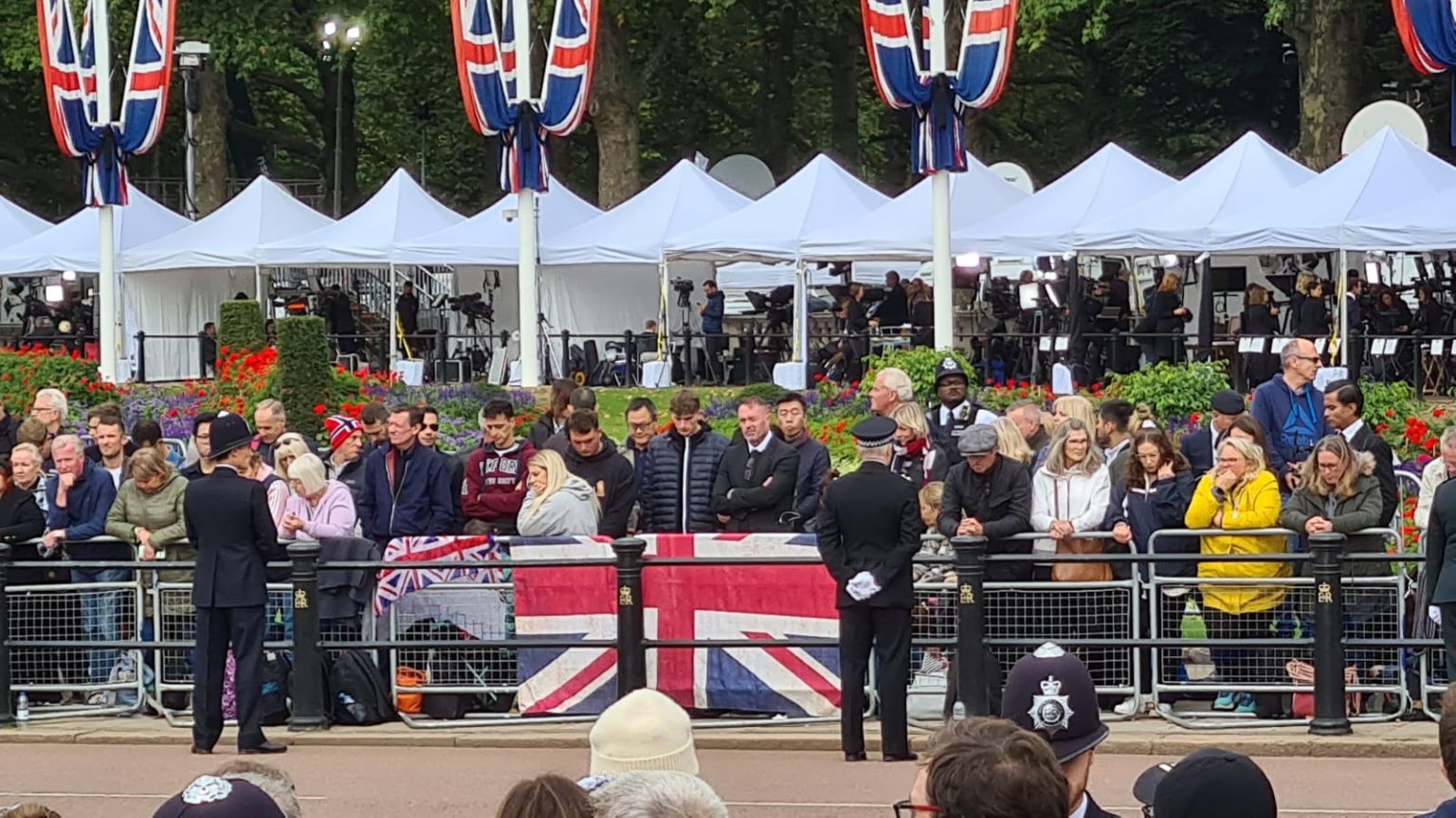 Public says farewell to the Queen in funeral procession Camden New