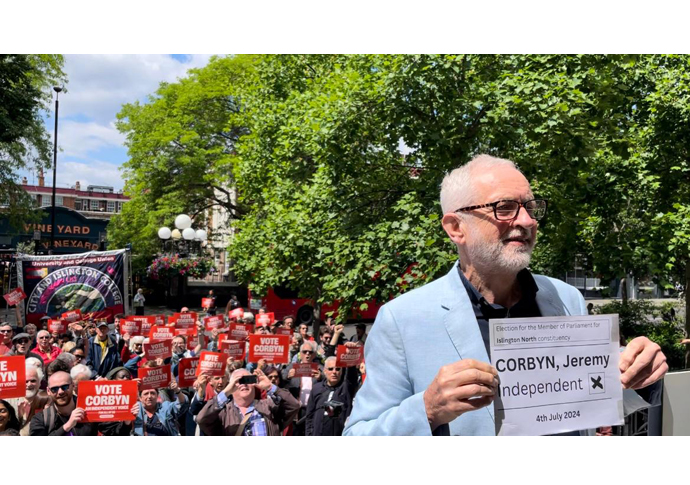 Crowds on the steps as Mr Independent signs in Corbyn and fans