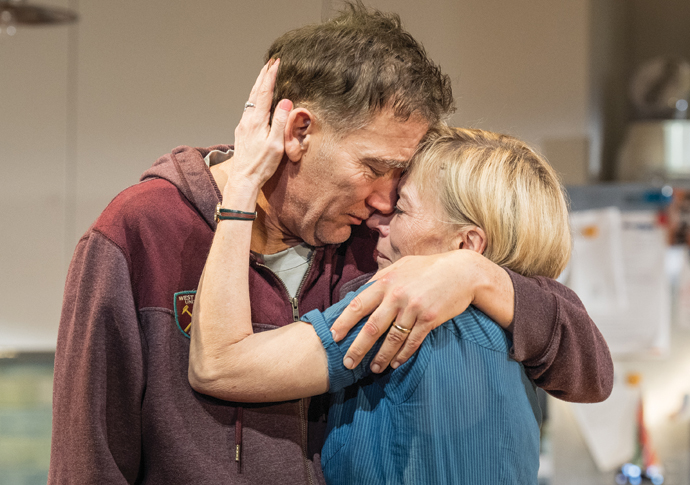 Clive Owen and Saskia Reeves in End Photographer Marc Brenner