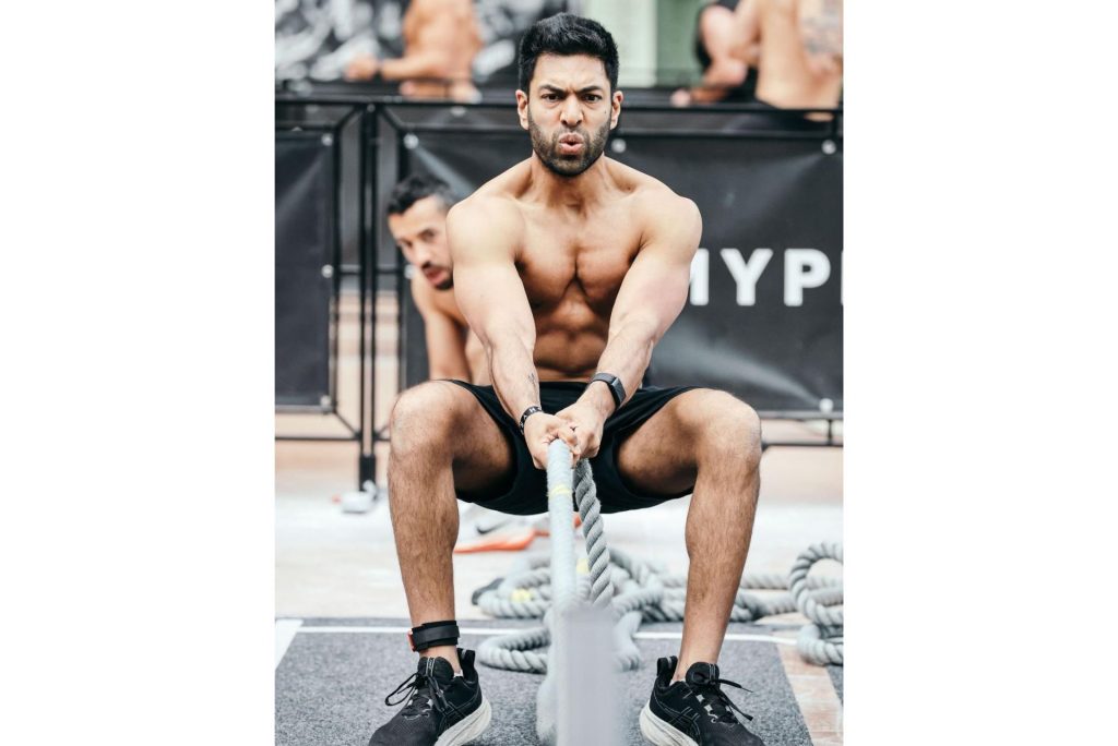 Nikesh Patel natječe se na Hyrox događaju u Parizu